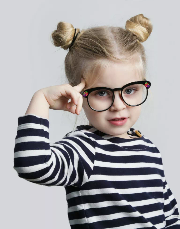 Dziewczynka w okularach